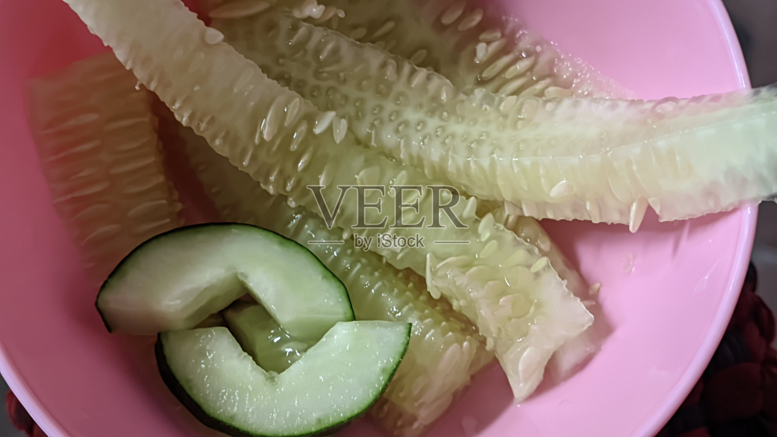 把黄瓜片或片放在盘子里照片摄影图片