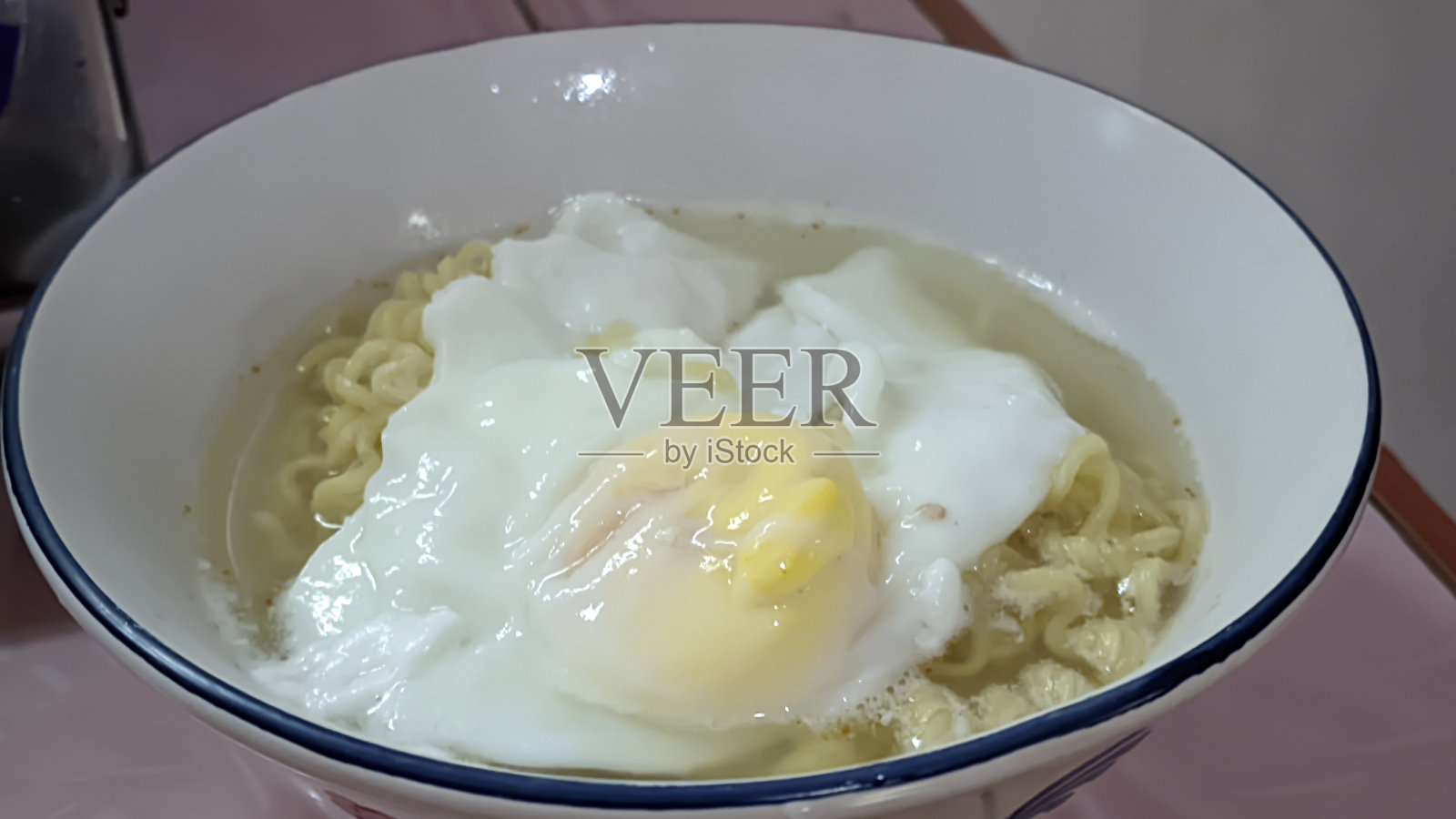 水煮面加一个单面煎蛋照片摄影图片