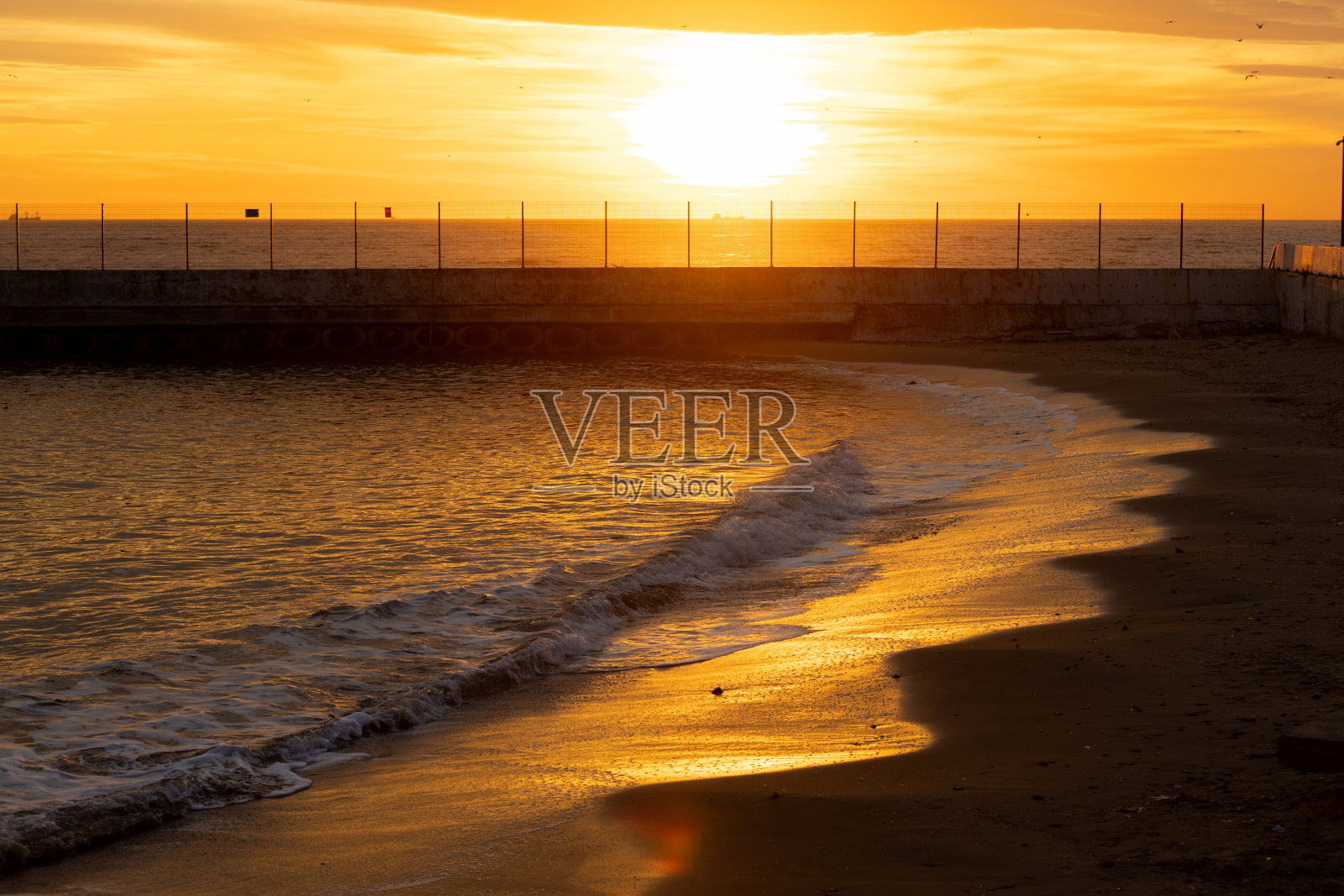 日落时美丽的海滩景色。照片摄影图片