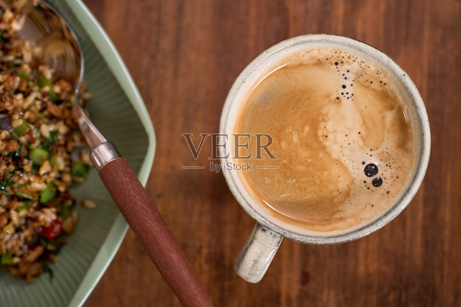 餐桌上的新鲜咖啡照片摄影图片