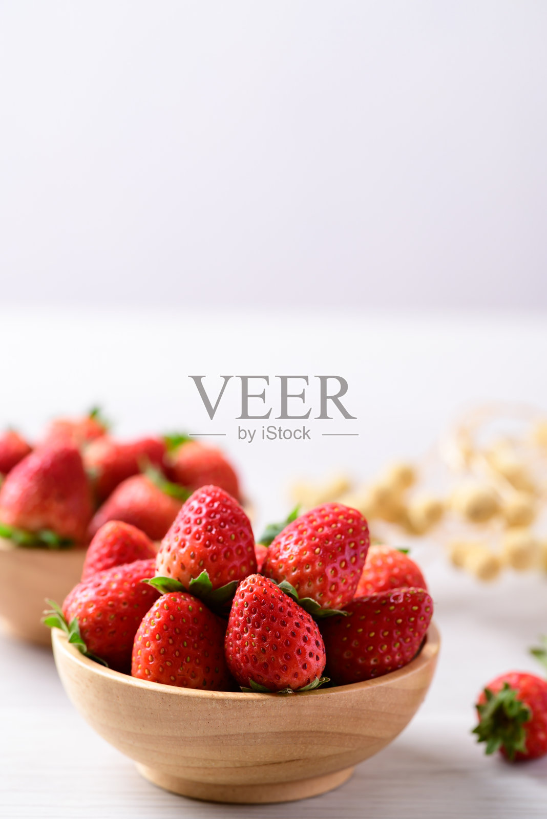 新鲜的草莓水果在木碗白色的背景照片摄影图片