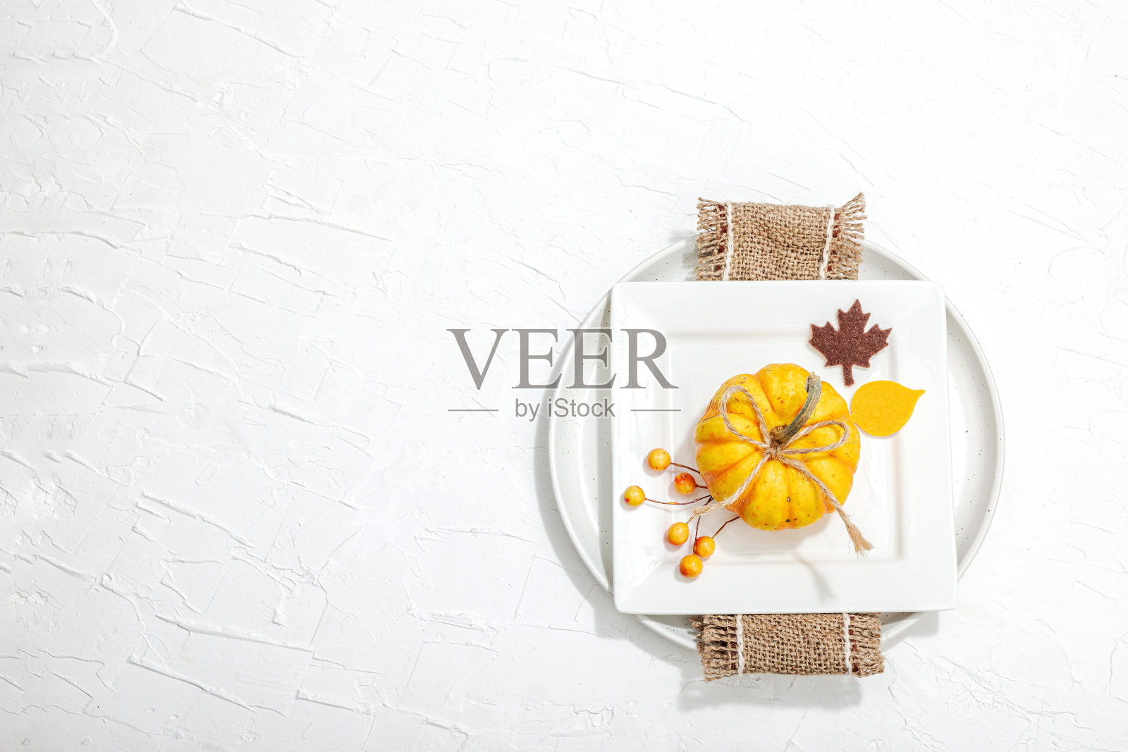 秋天的餐桌摆设。感恩节餐具，传统的秋季装饰。温馨的心情，极简的设计照片摄影图片