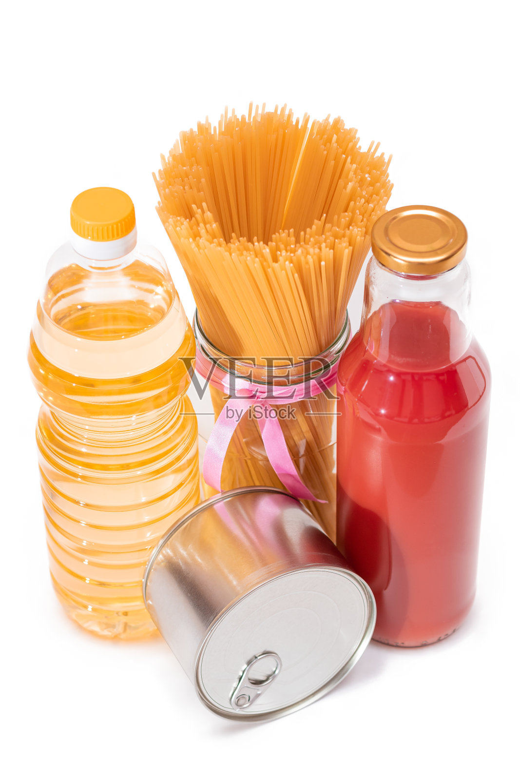 食品储备:罐头食品，意大利面，番茄汁，面食和杂货-隔离在白色背景照片摄影图片