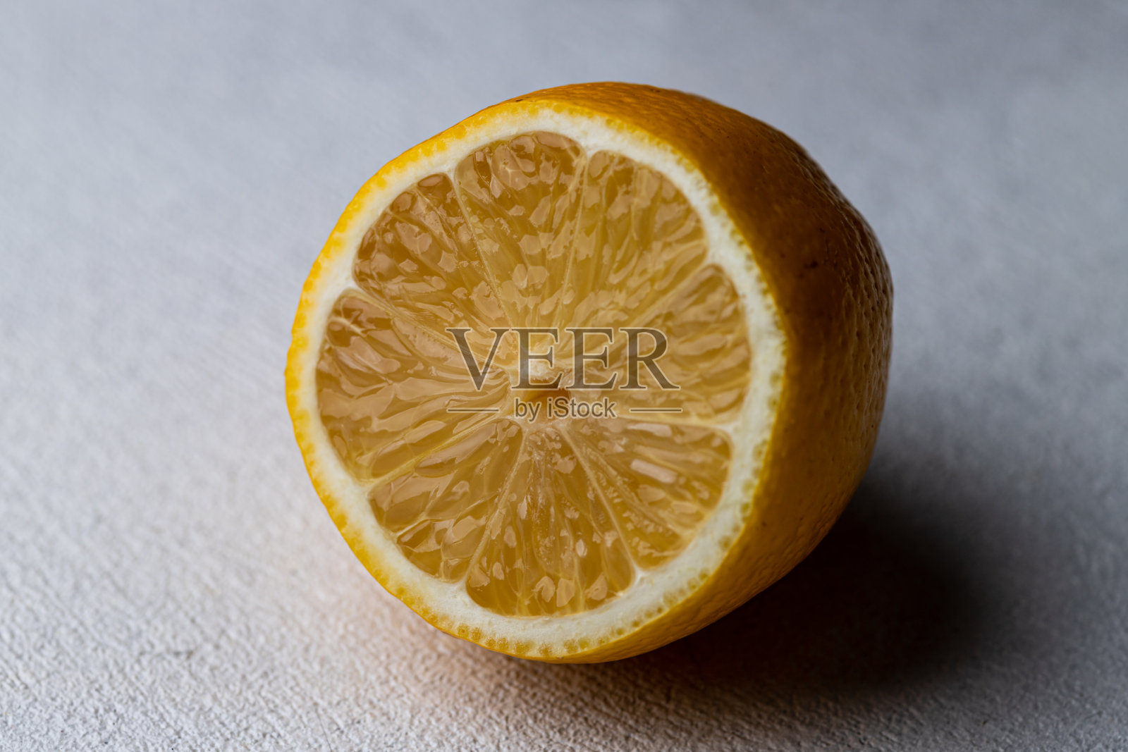 半个切好的柠檬放在白色的桌子上照片摄影图片
