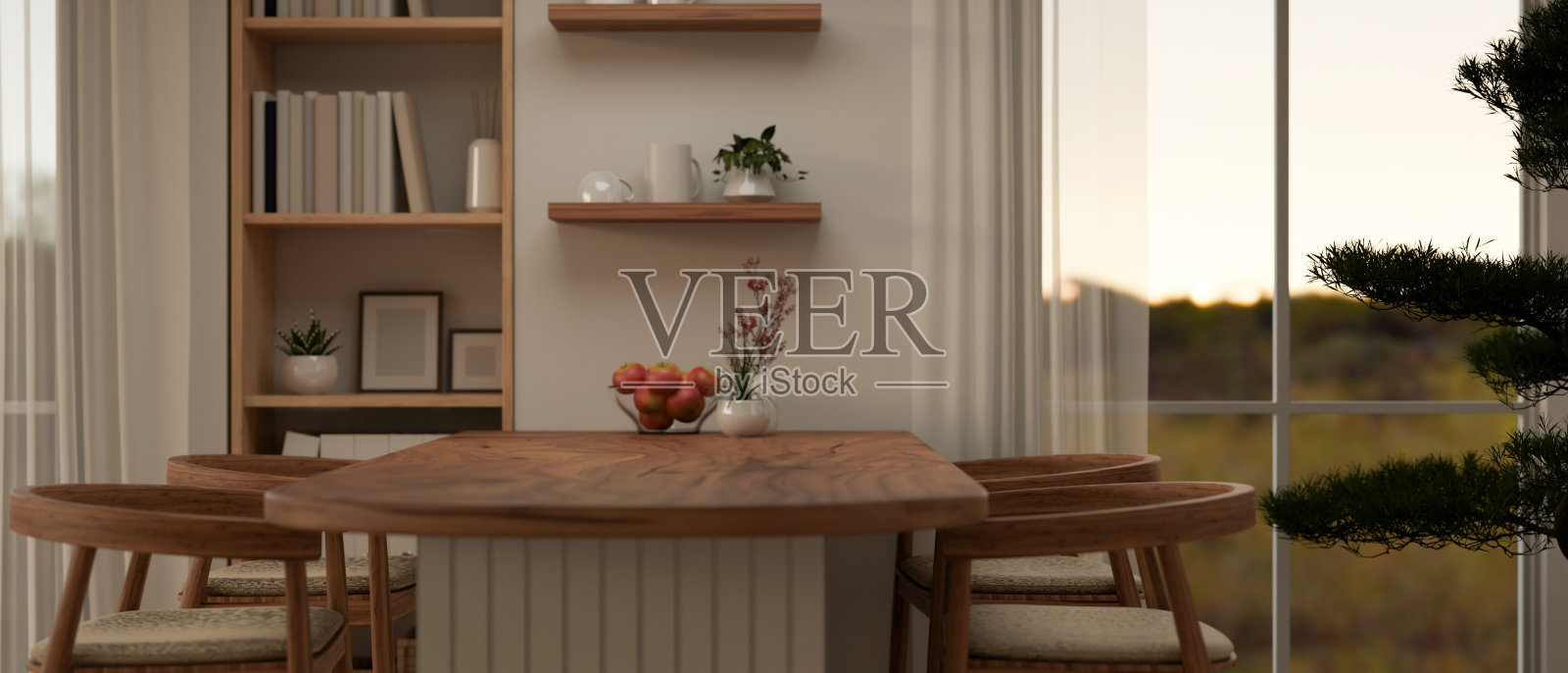 舒适的斯堪的纳维亚餐厅的室内设计，配有最小的木制餐桌。照片摄影图片