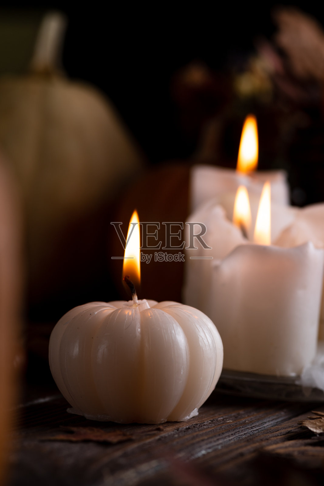 桌子上点着蜡烛照片摄影图片