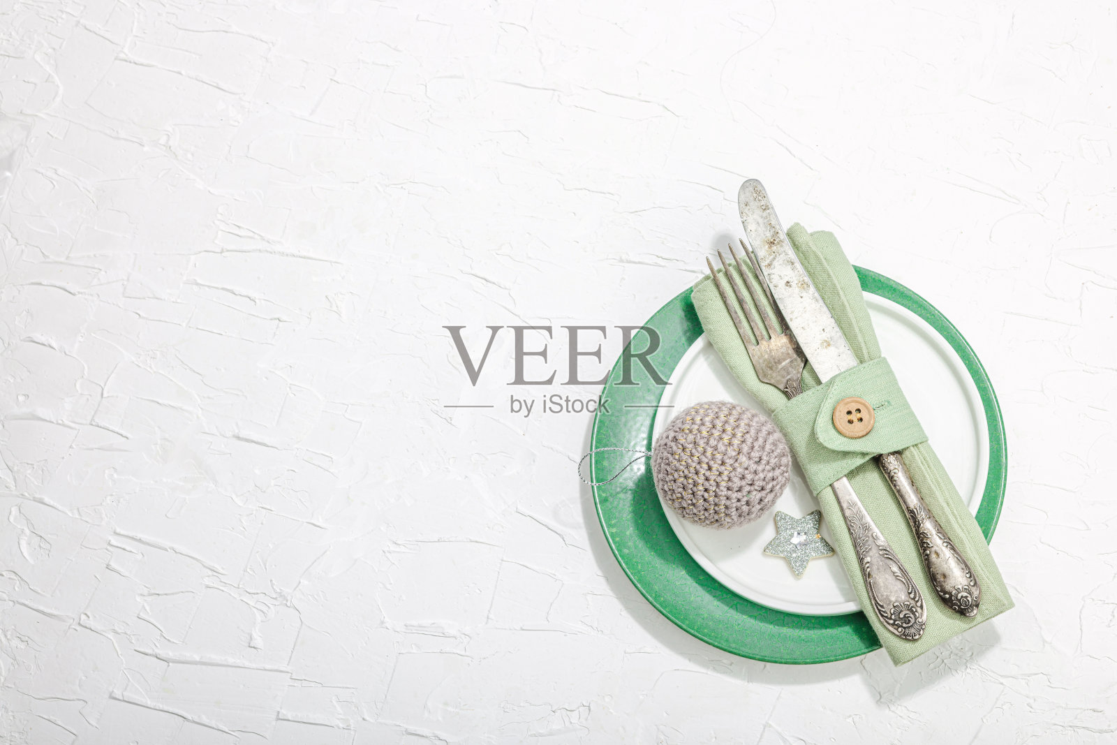 圣诞餐桌布置。新年的餐具，传统的冬季装饰，平铺。节日温馨的心情，简约的设计照片摄影图片