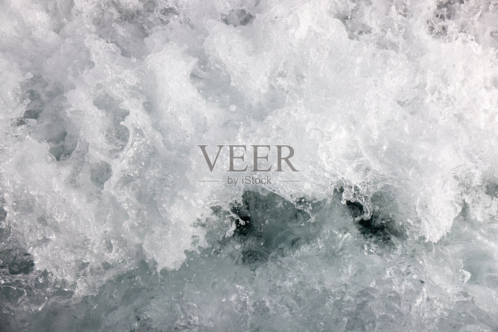 船前形成的波浪。美丽的白水。照片摄影图片