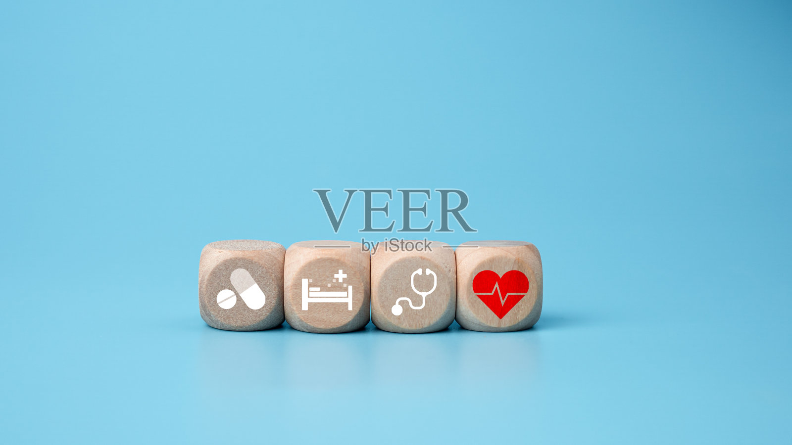 蓝色背景的医学符号图标木块，代表治疗和药物的健康理念。照片摄影图片