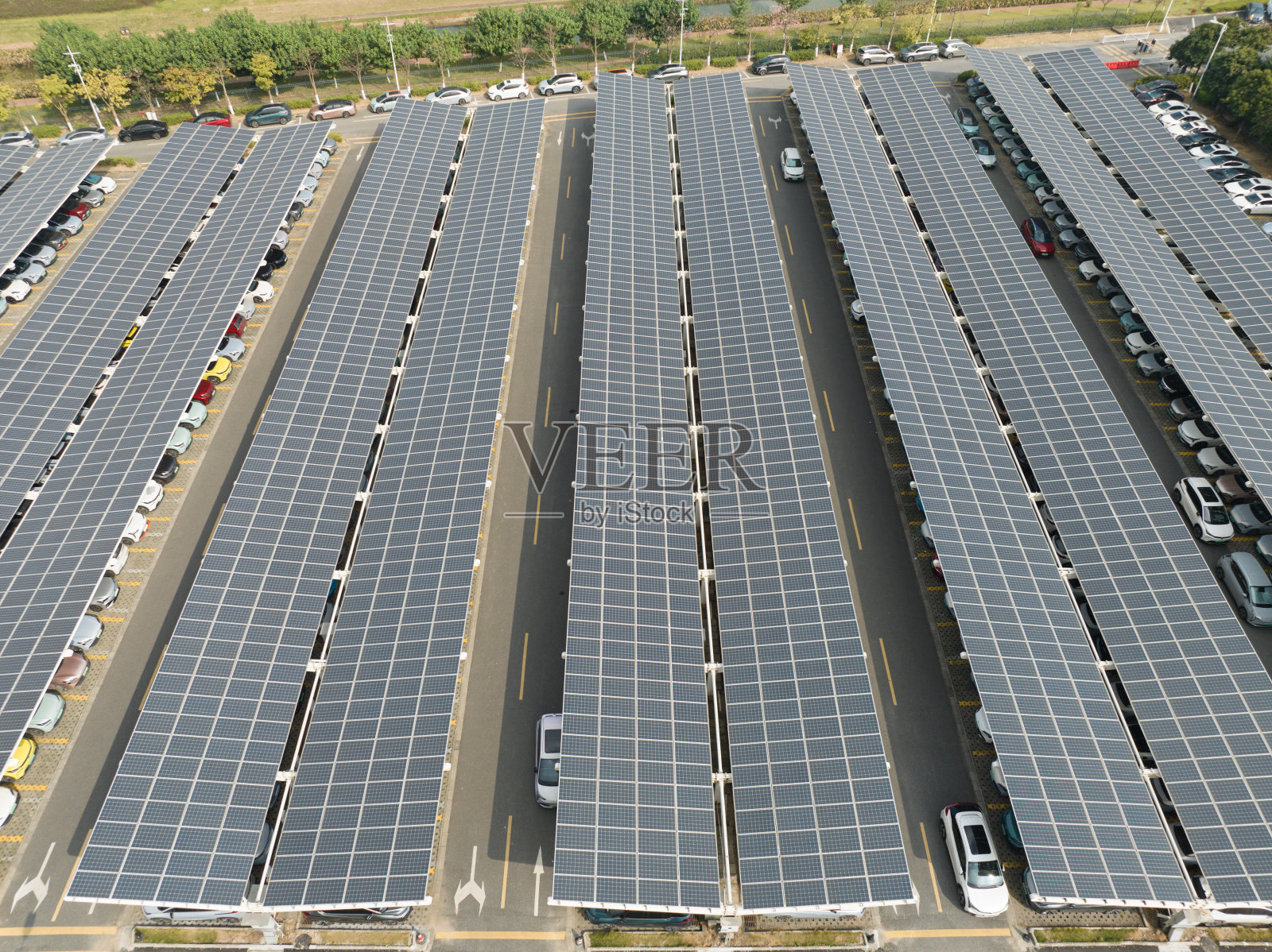 汽车充电站的太阳能利用照片摄影图片