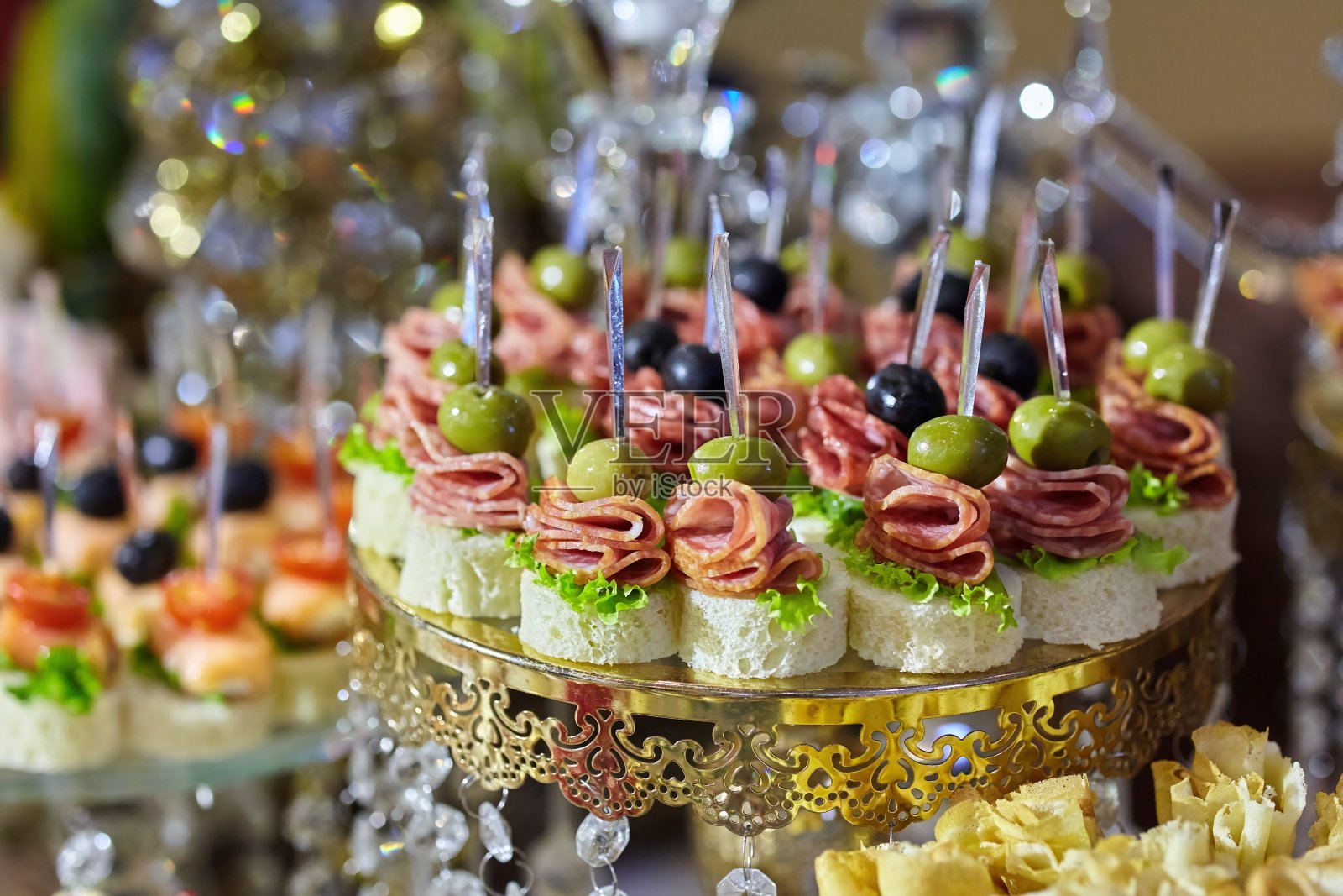 加肉和香肠的小吃和三明治。照片摄影图片