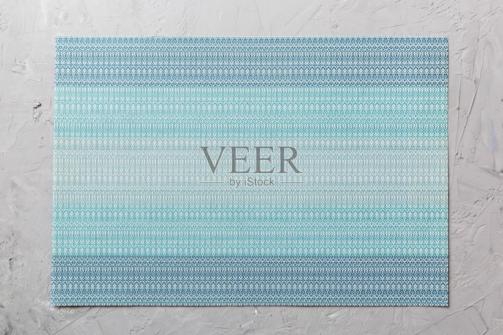 水泥背景上的蓝色食物桌布俯视图。为你的设计留出空间照片摄影图片