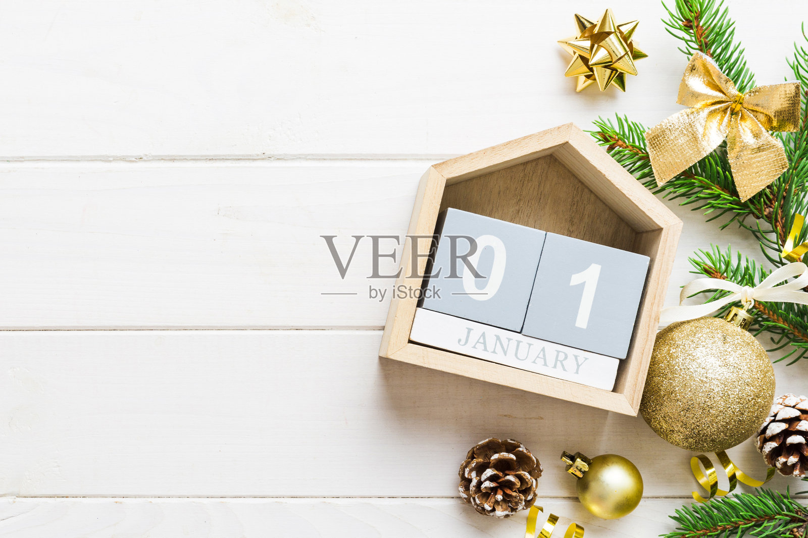 1月圣诞日历：圣诞礼物、杉树枝、松果，彩色背景新年装饰照片摄影图片