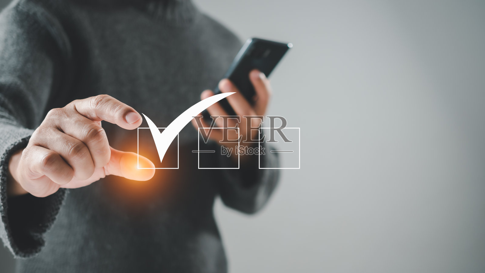 在白色框架中，一个人拿着正确的白色符号。商务提案和概念批准文件照片摄影图片