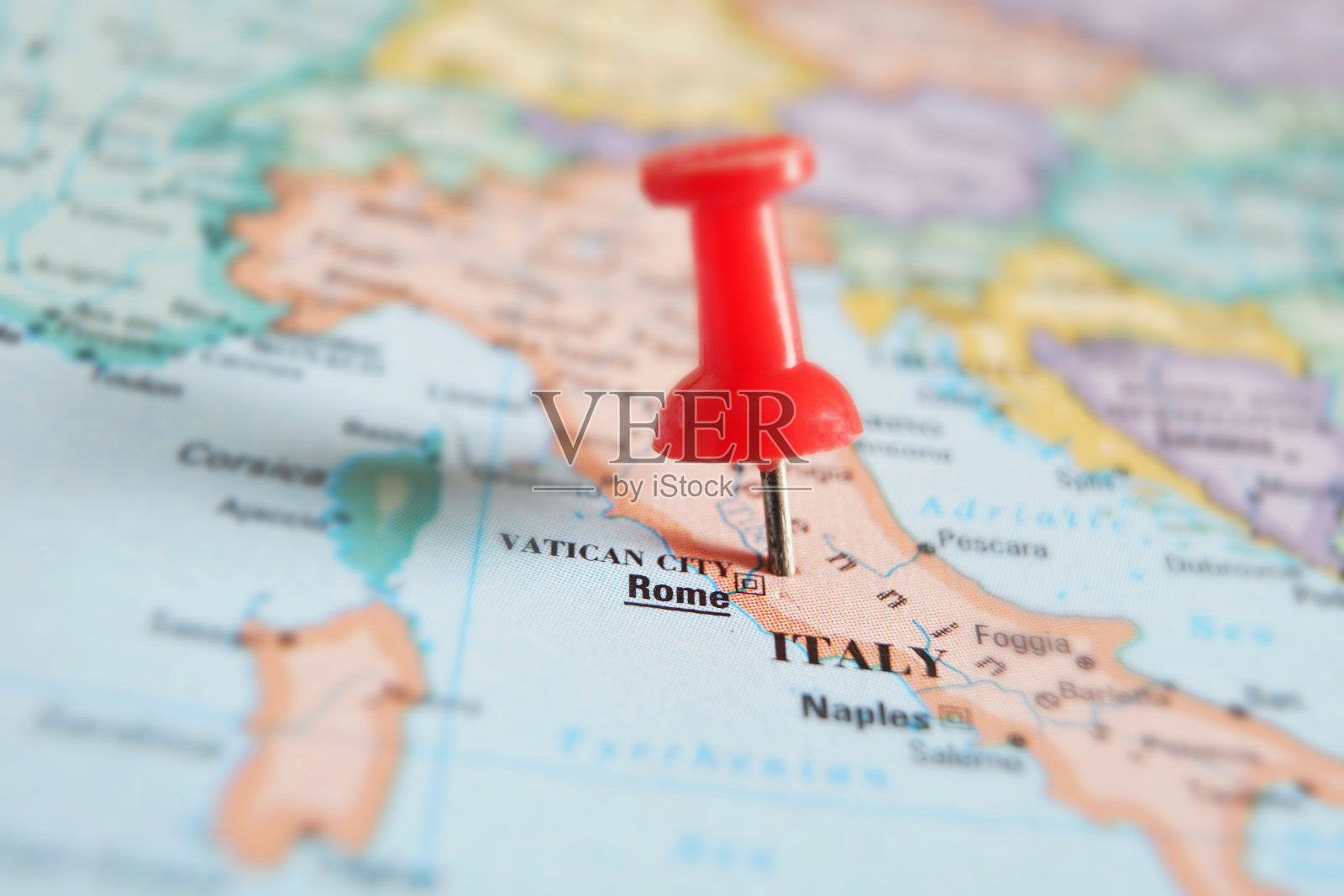 意大利地图上罗马附近的红色图钉照片摄影图片