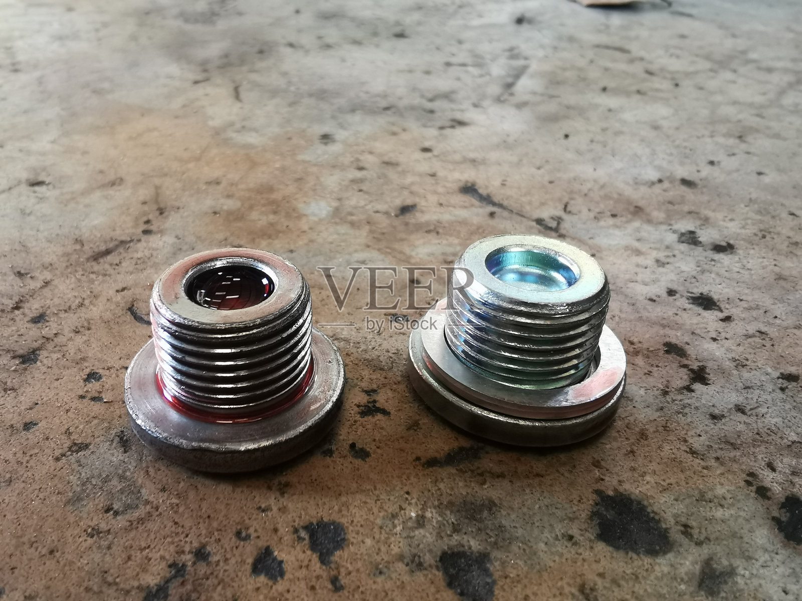 新旧齿轮放油螺栓照片摄影图片