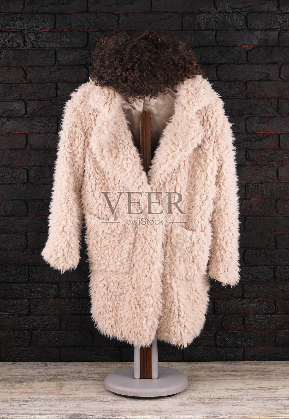 挂在衣架上的白色毛皮大衣照片摄影图片