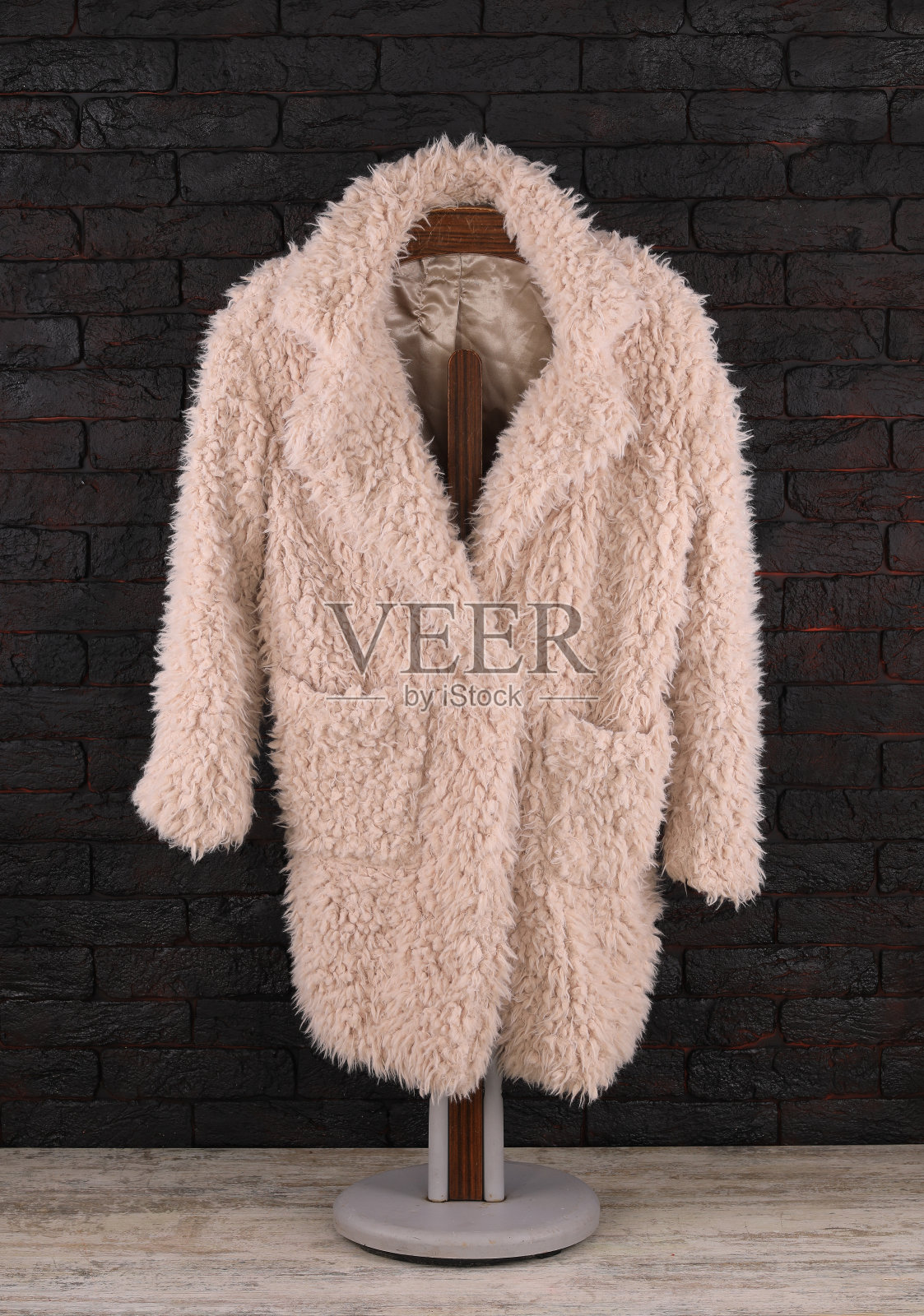 挂在衣架上的白色毛皮大衣照片摄影图片