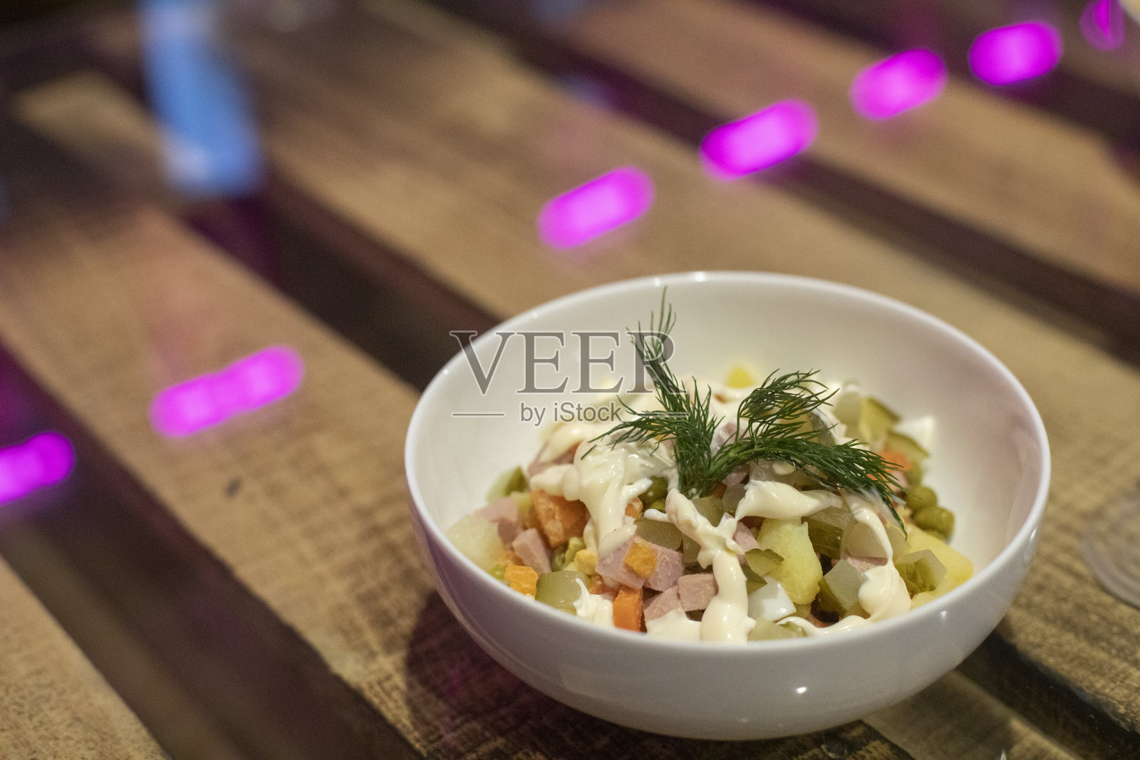 餐馆里的食物。白色盘子里的美味佳肴。盘子里的晚餐。照片摄影图片