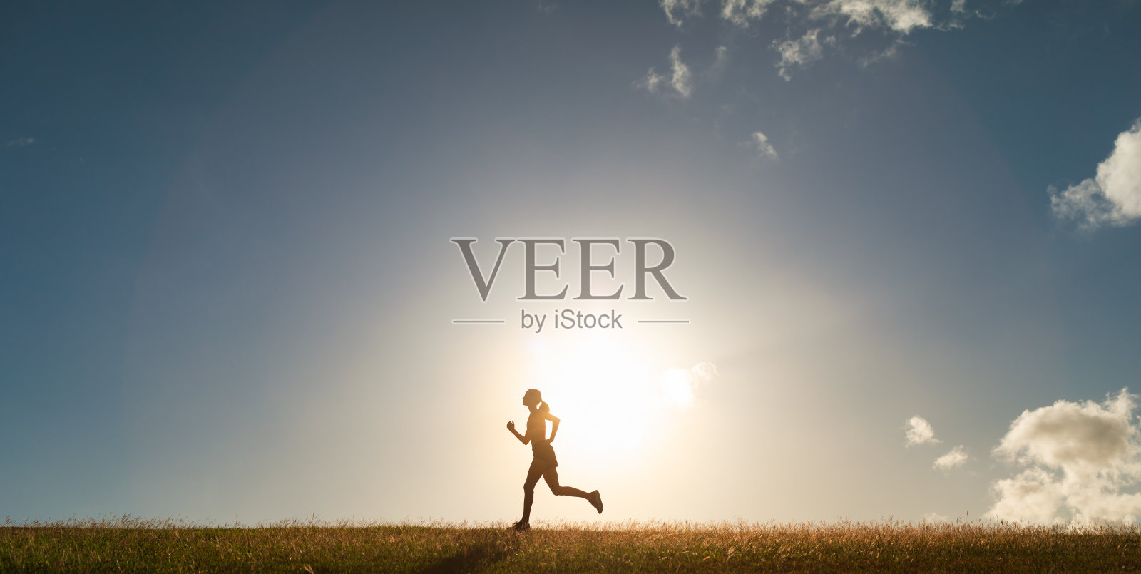 日落时跑步的女人。照片摄影图片