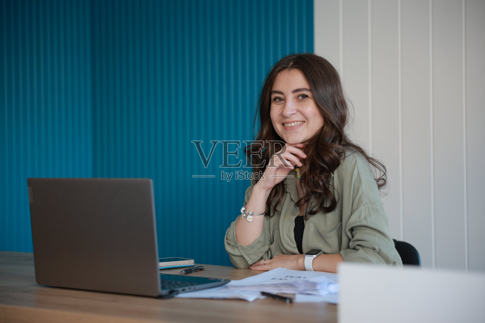 年轻自信微笑的女商人，在现代办公室工作的成功企业家照片摄影图片