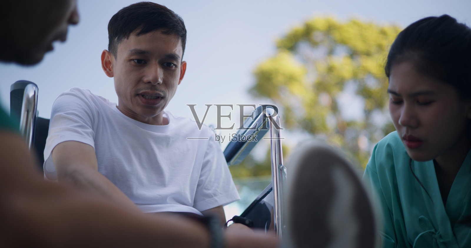 专业理疗师正在检查男性患者的义肢照片摄影图片