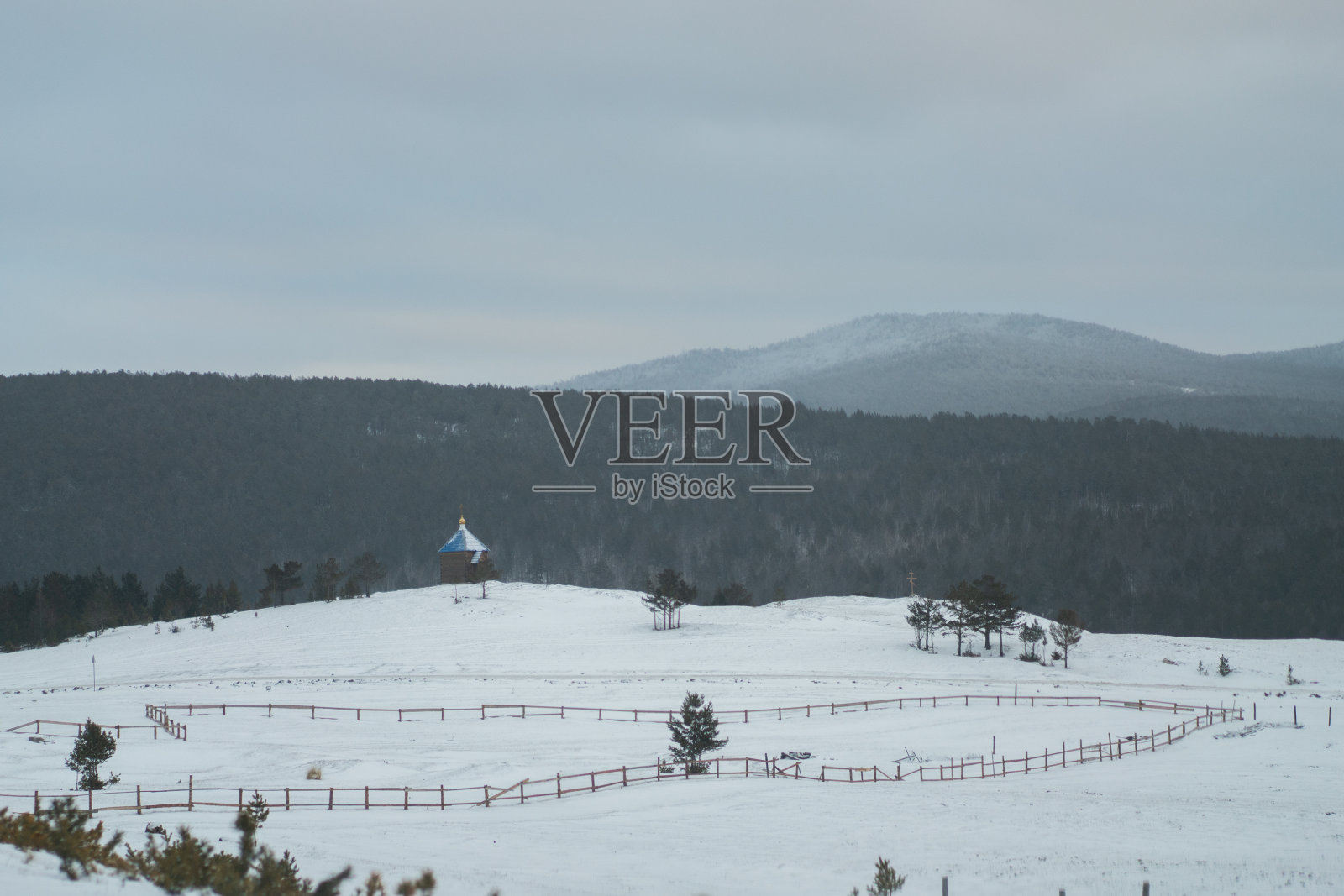 俄罗斯，在冬天去贝加尔湖的路上照片摄影图片
