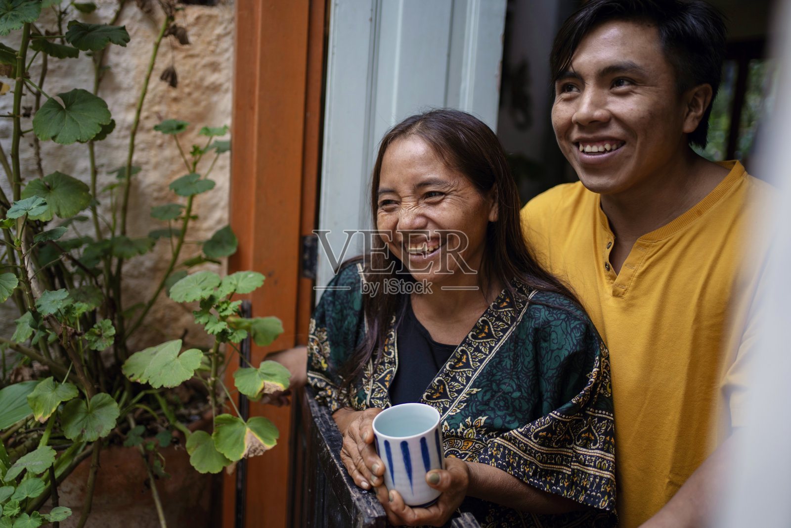 一个土著家庭的肖像照片摄影图片