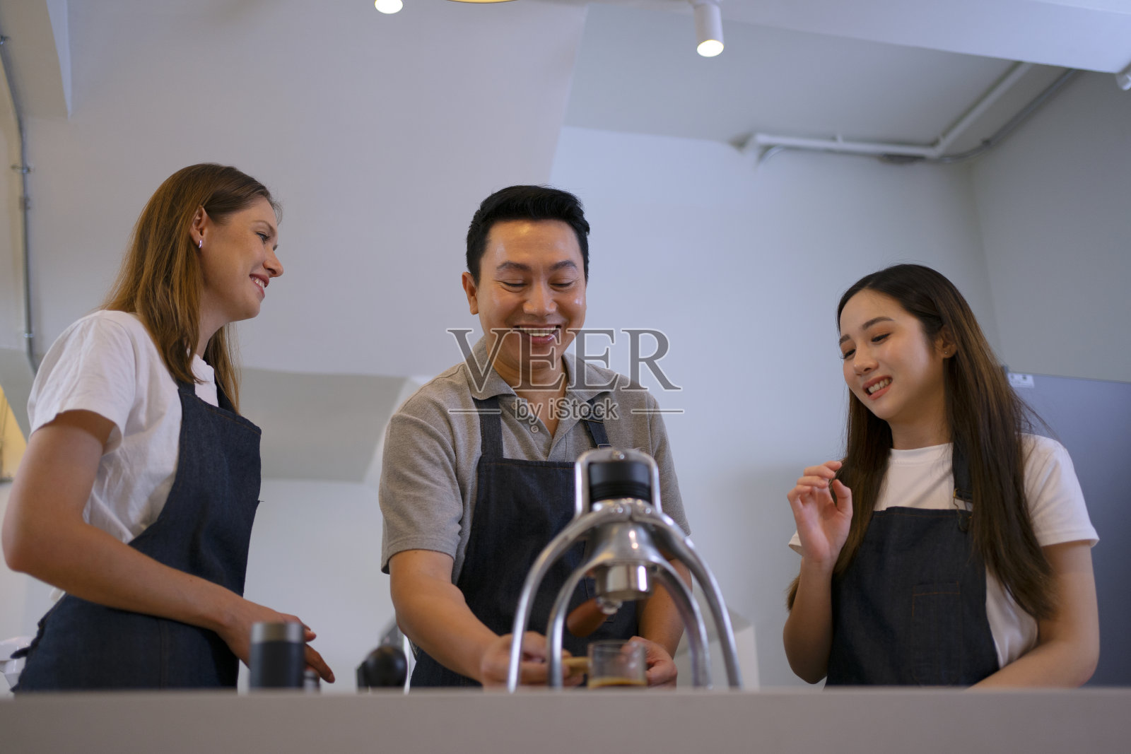 咖啡馆的企业家和团队合作。照片摄影图片