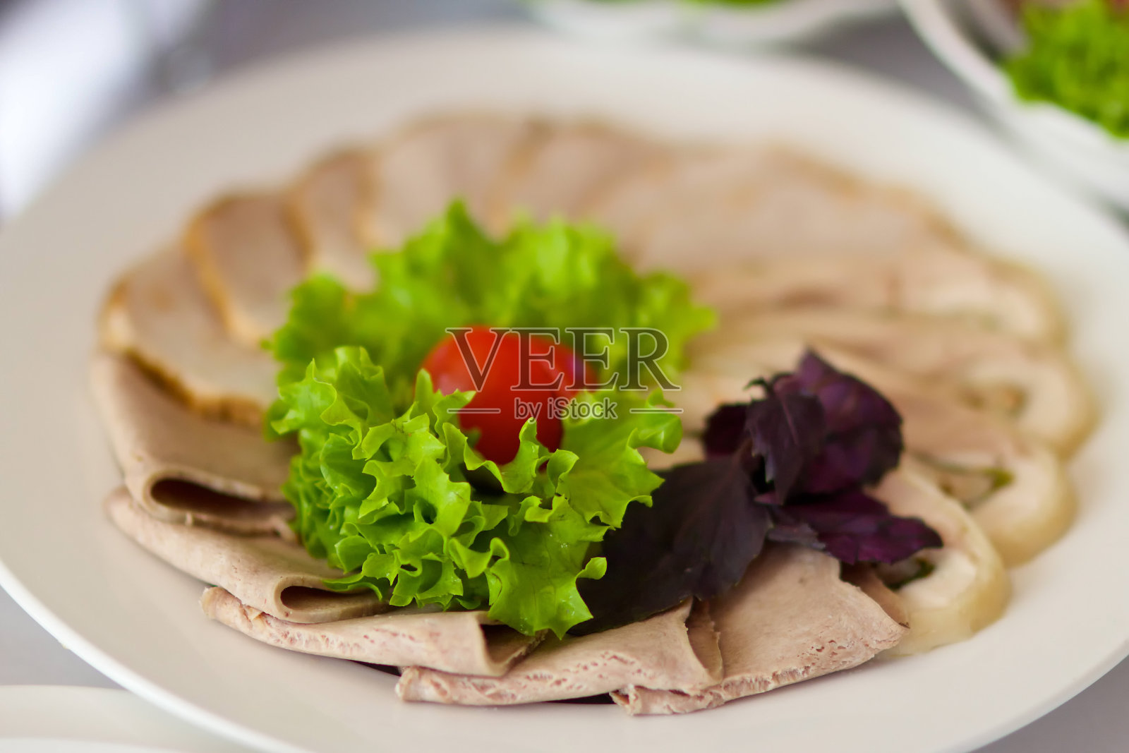 餐馆里的肉片菜照片摄影图片