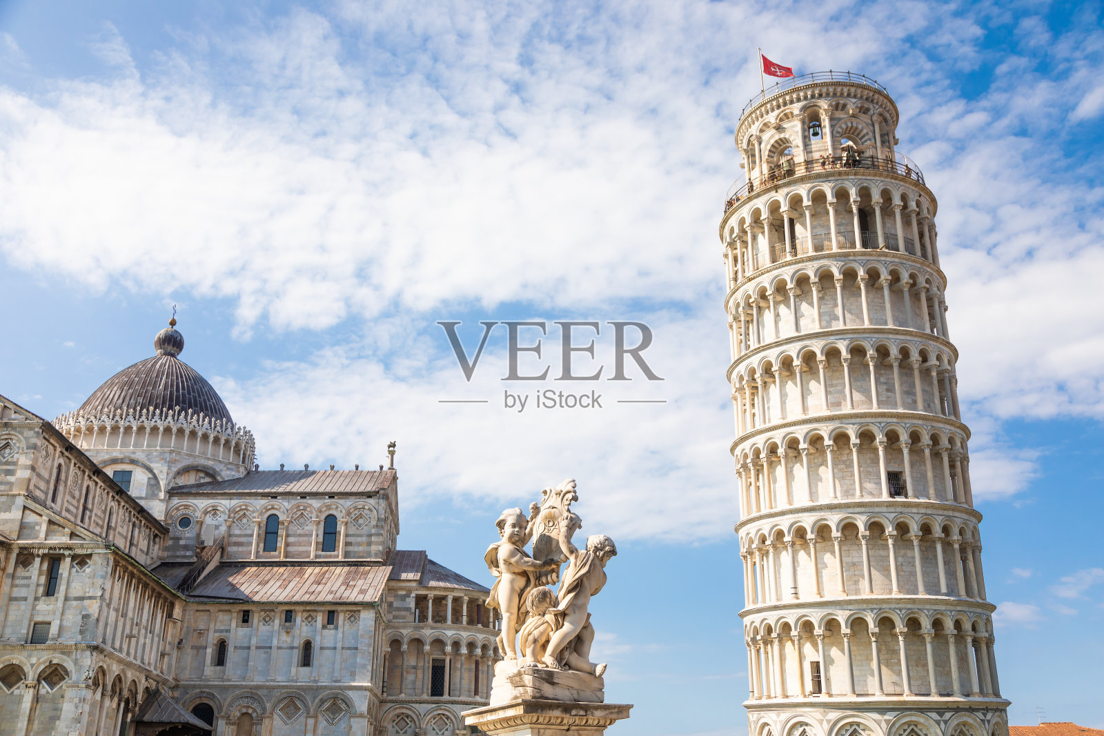 意大利比萨——著名的蓝天斜塔地标，文艺复兴时期的白色大理石照片摄影图片