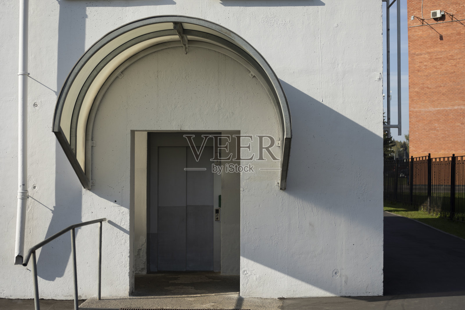 大楼的入口。技术进口。建筑上的天篷。交通设施。照片摄影图片