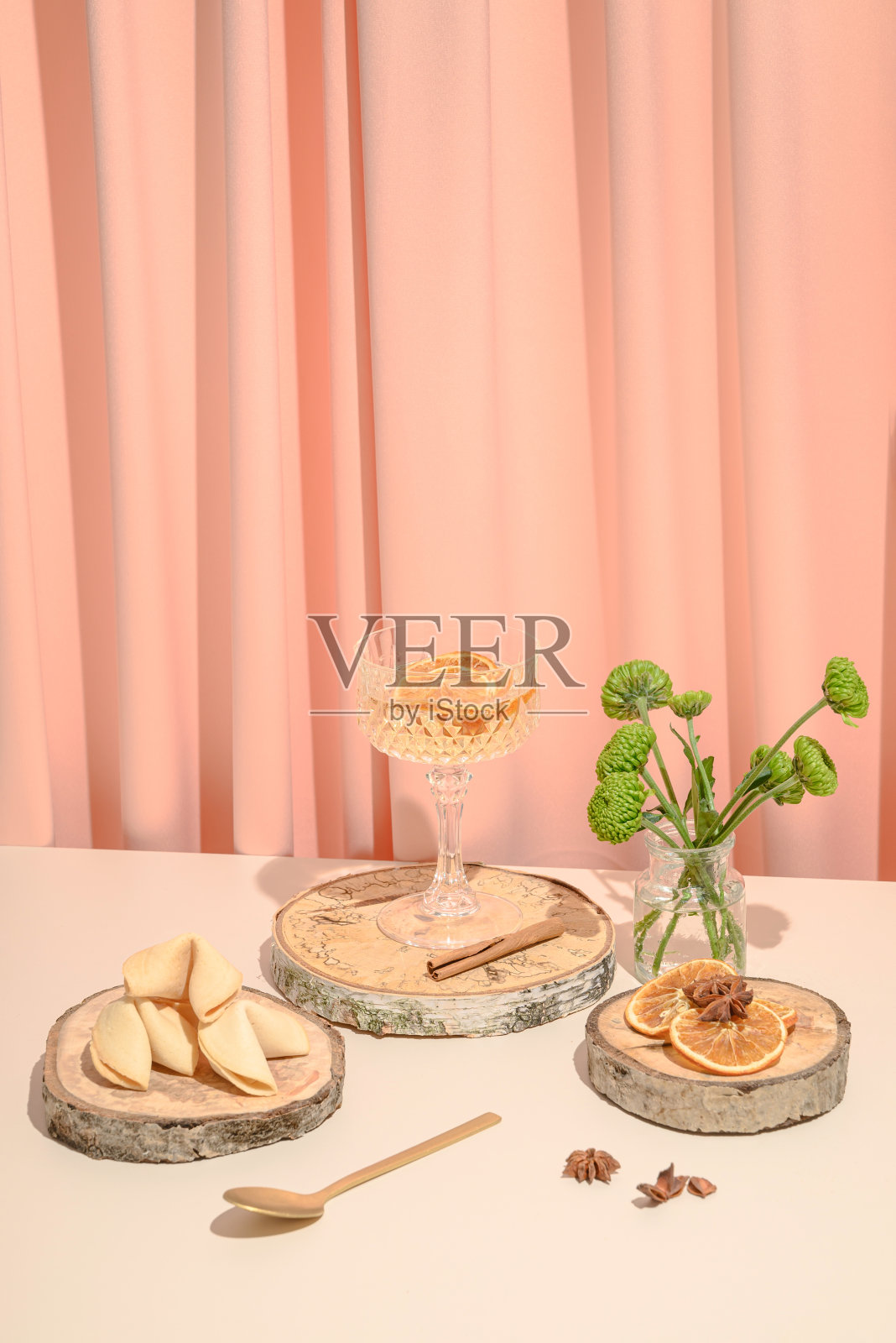 一杯饮料，饼干，鲜花和桃色窗帘的背景。照片摄影图片