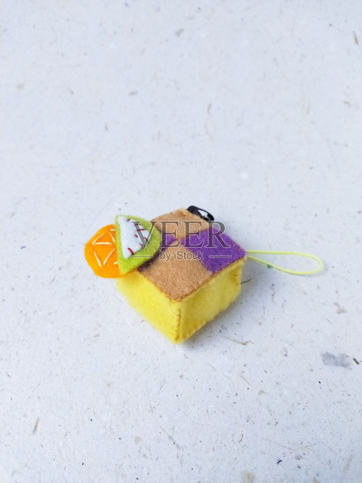 白色背景上手工毛毡玩具的特写镜头。有选择性的重点照片摄影图片