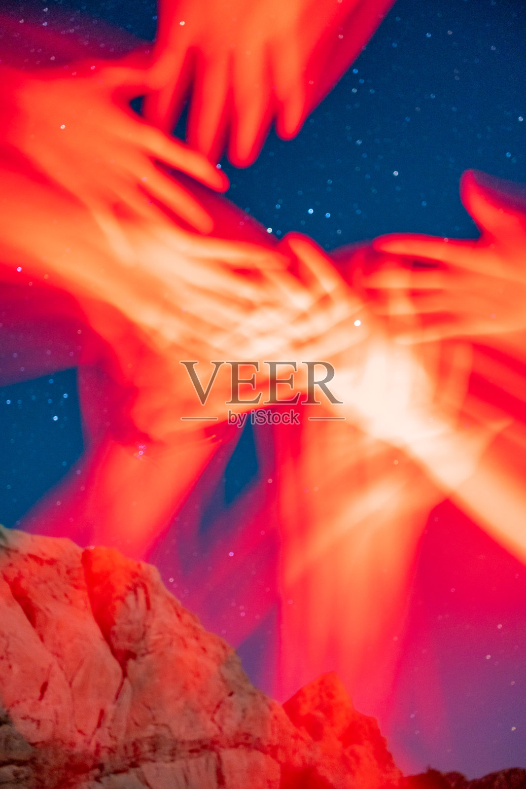 红色挥舞的手臂照片摄影图片