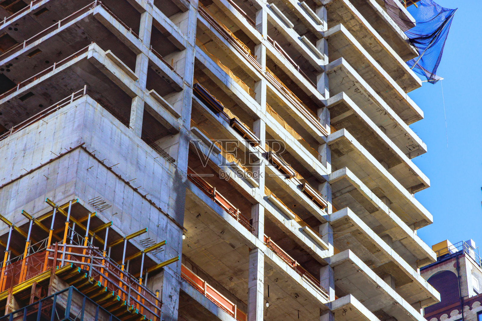 一座美国摩天大楼，建在乡村大城市的建筑工地上照片摄影图片