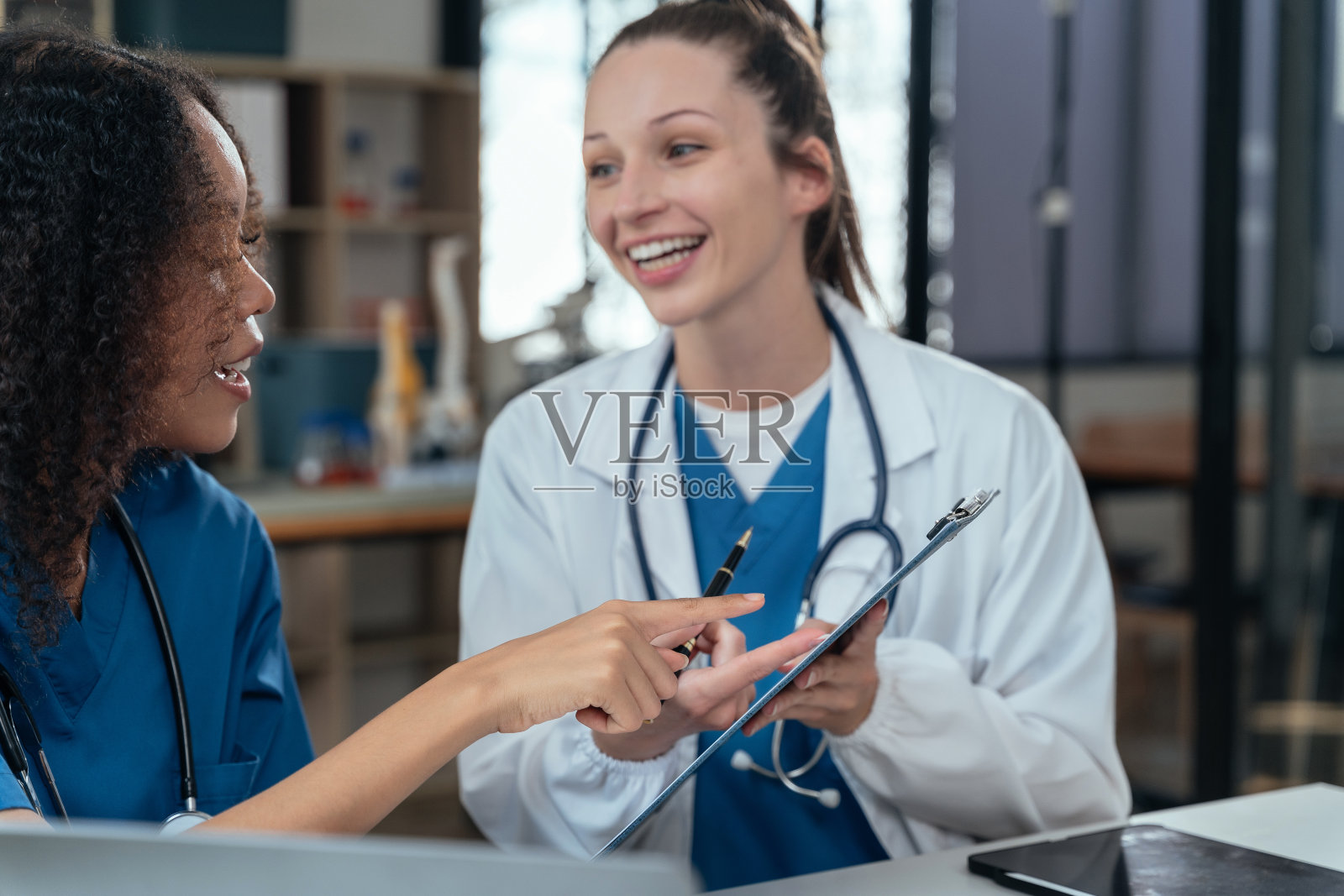 药剂师或医生晚上在房间里研究药片的信息。照片摄影图片