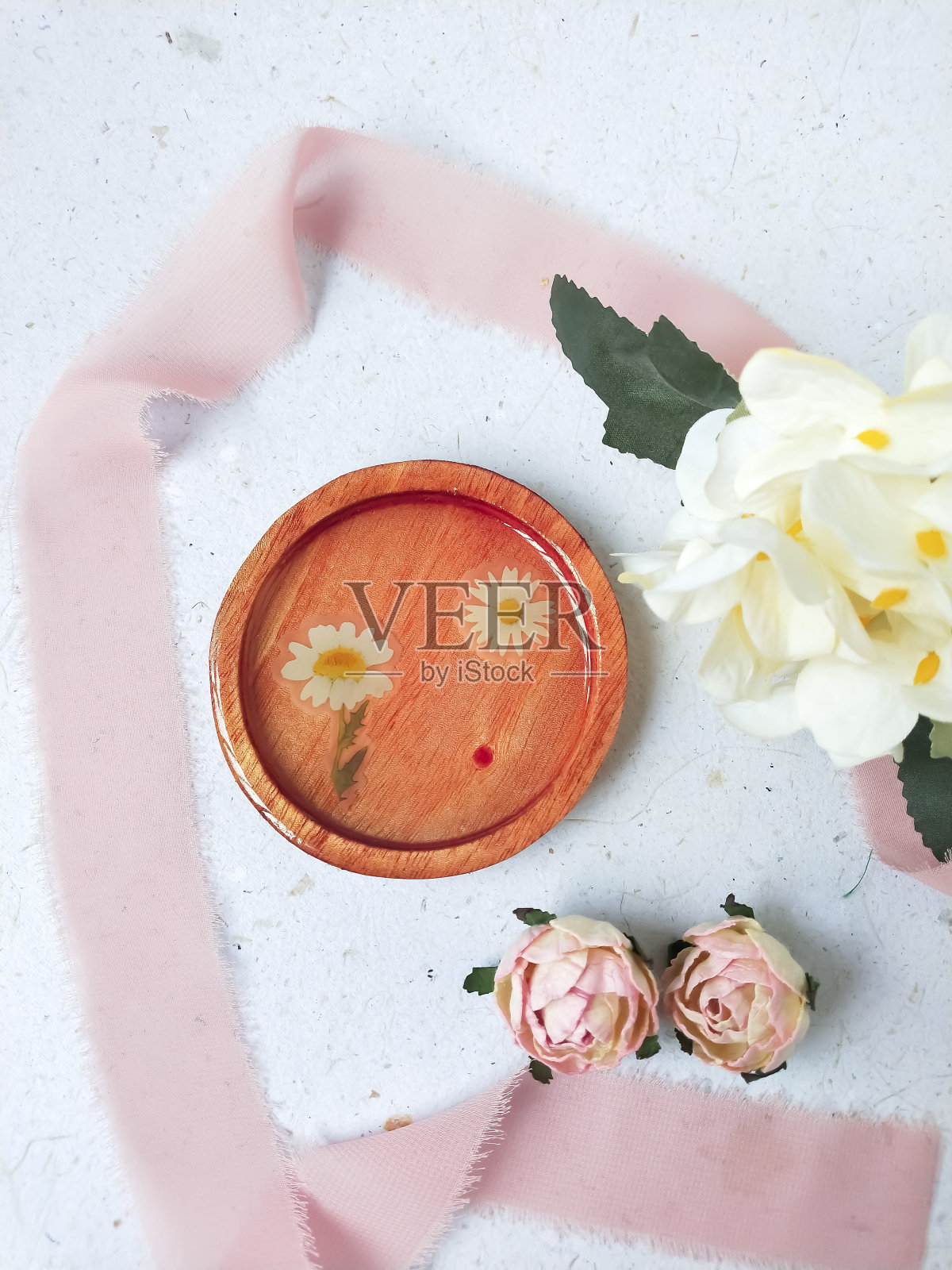 手工木材和树脂杯垫装饰在一个白色的背景照片摄影图片