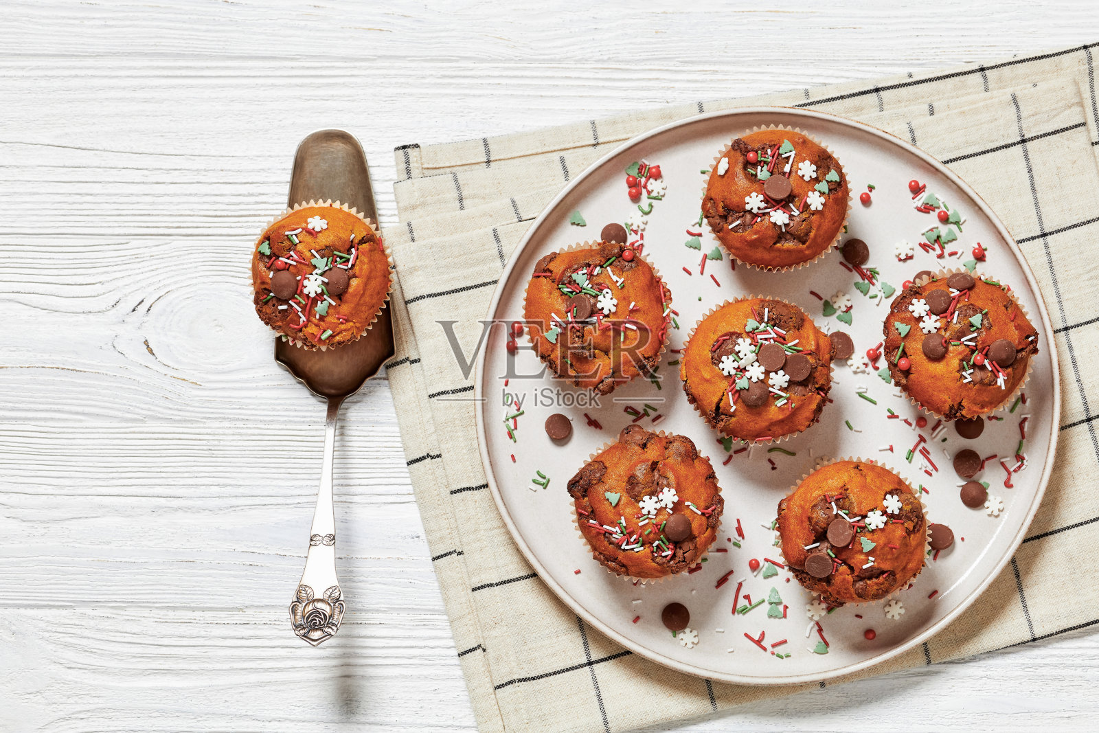 圣诞红薯松饼装盘，俯视图照片摄影图片