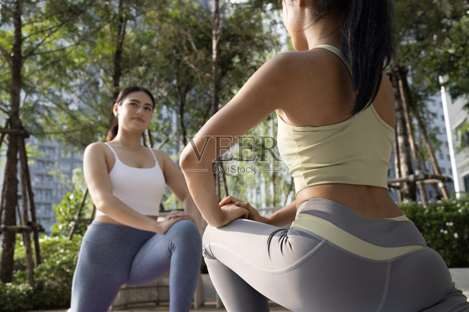 健康女性的生活方式与运动服装练习瑜伽在生活场所的花园照片摄影图片