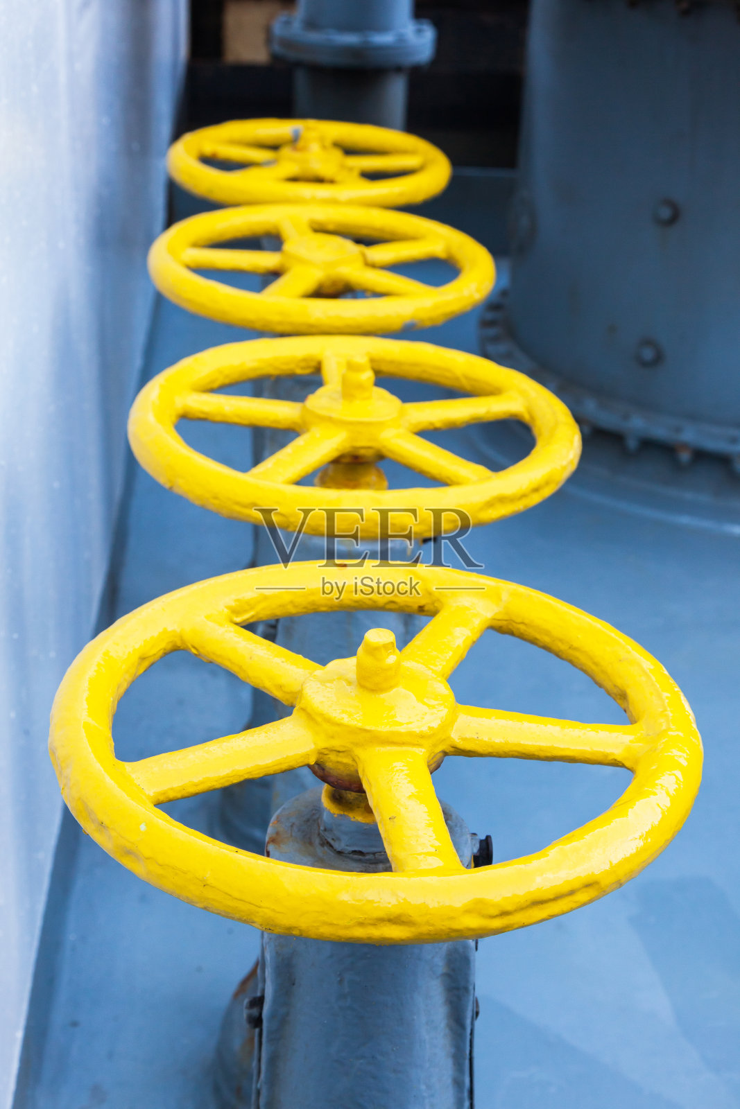 船甲板上的阀门。照片摄影图片