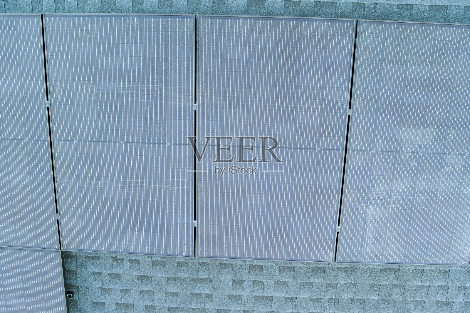 在房子的屋顶上安装了太阳能电池板照片摄影图片