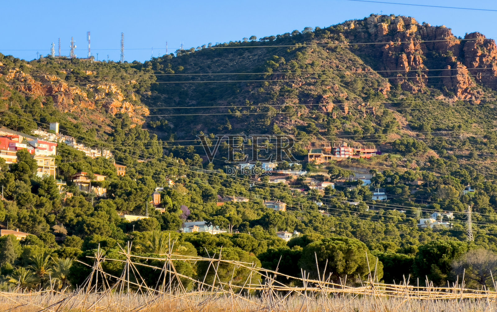 山上的房子，视野开阔。山的风景。照片摄影图片