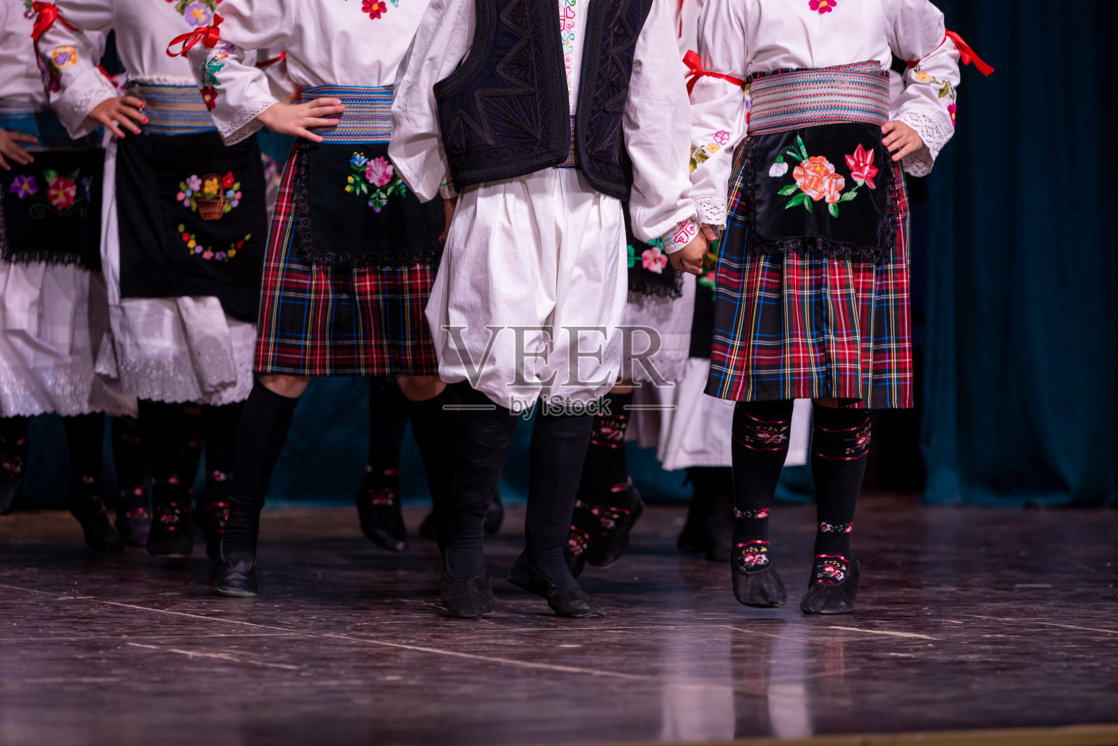 塞尔维亚东正教民间服装、民俗和民间舞蹈照片摄影图片