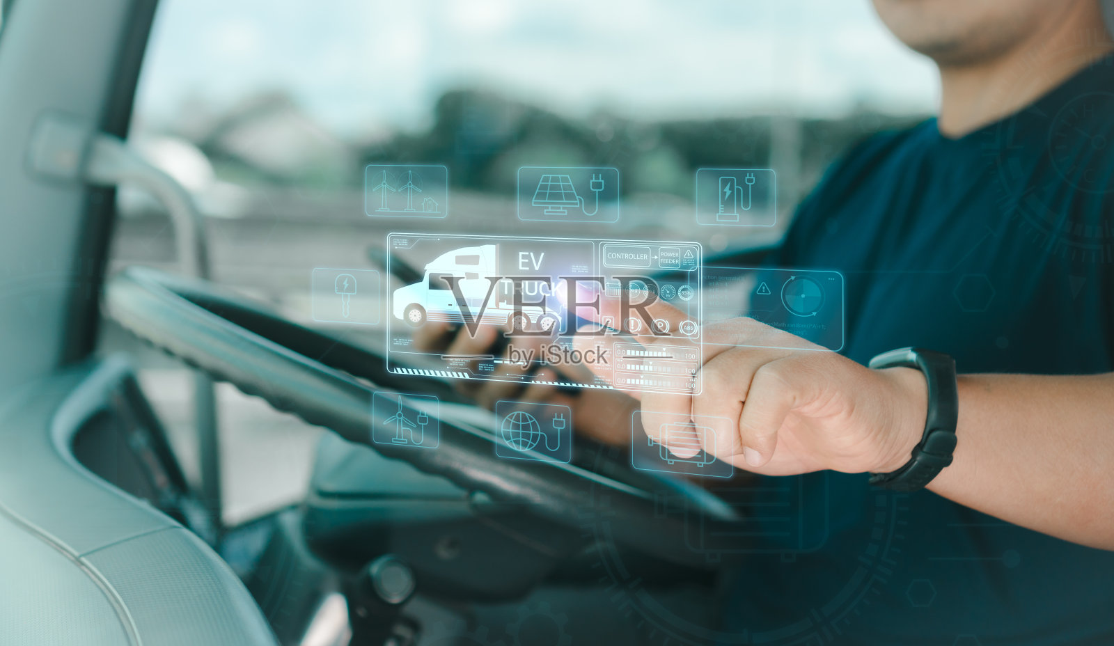 一名卡车司机用手指触摸虚拟屏幕搜索位置，为太阳能电池板和风力涡轮机提供电动卡车充电站。使用清洁能源的交通和驾驶技术。照片摄影图片