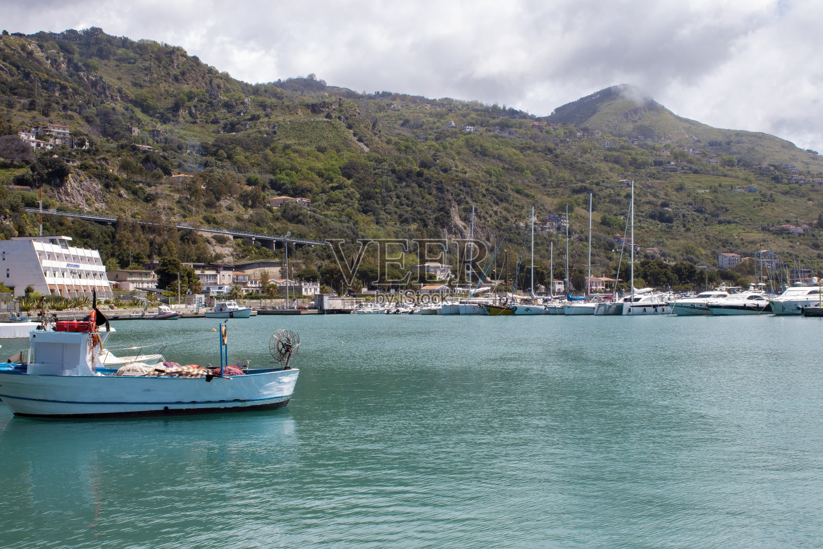 码头的船只停靠。工业渔船停泊在港口照片摄影图片