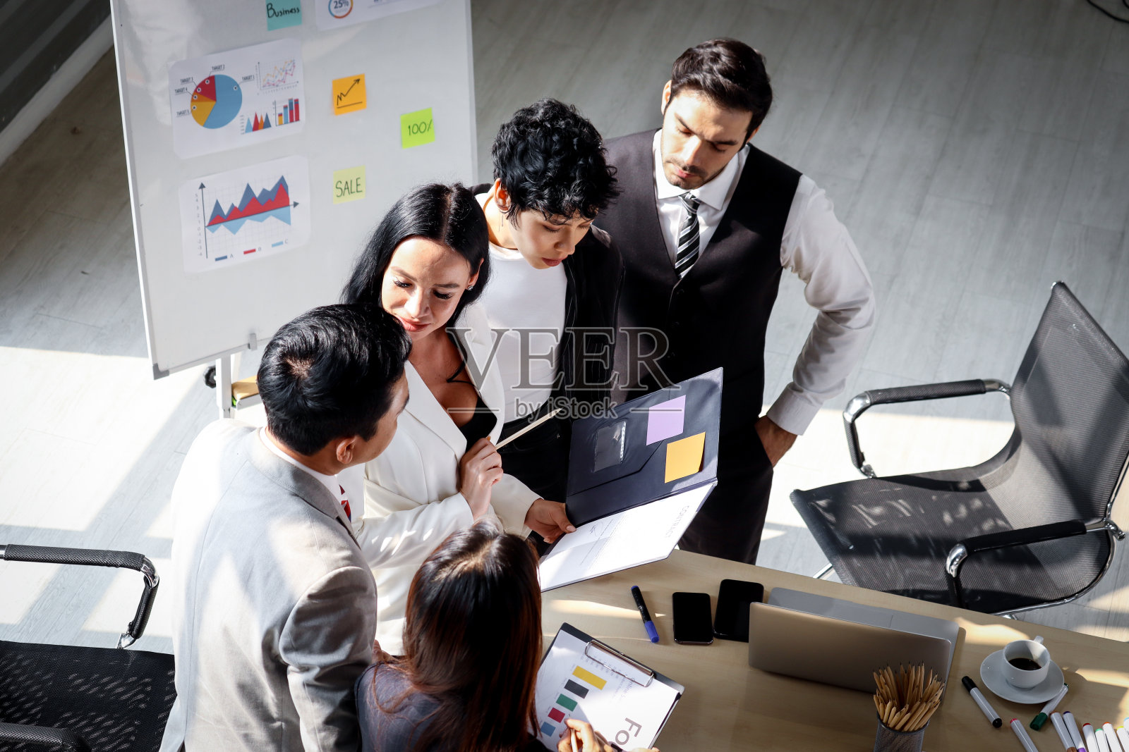 成功的商人分享想法，在会议桌上做演示，业务团队在办公室讨论项目工作，人们在工作场所。团队合作的力量照片摄影图片