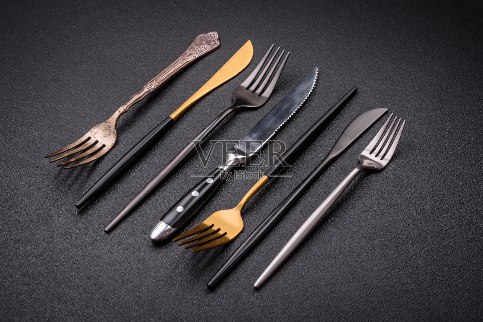 厨房用的刀叉是钢制的，有复制空间照片摄影图片