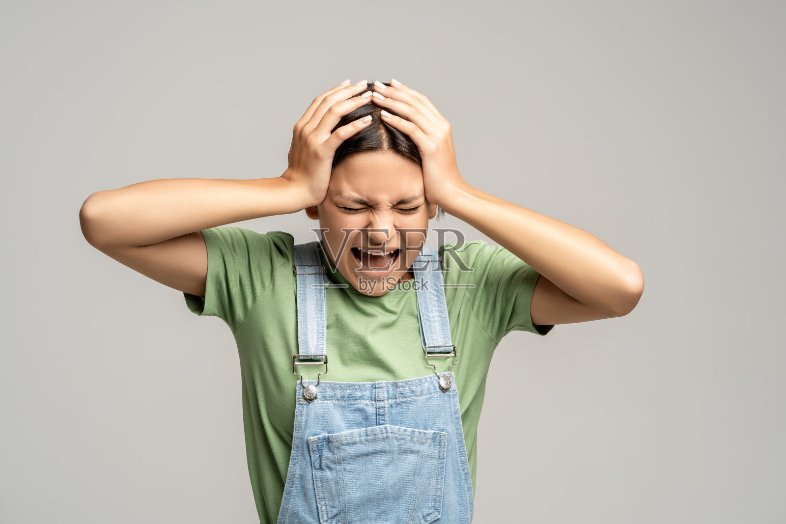 绝望中不快乐、压力大的青少年准备呼喊，为失败、问题、危机、坏消息而哭泣照片摄影图片