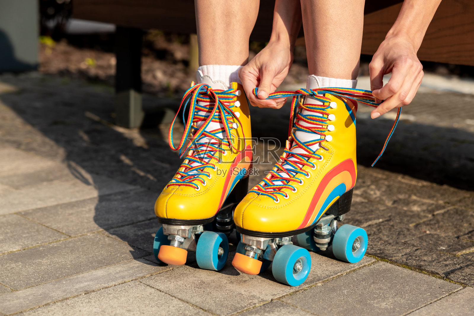 在溜冰鞋上系鞋带的女人照片摄影图片